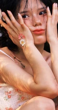 山间密林，穿印花肩带小背心短裤，带有东方女人美感的清新少女唯美写真照