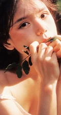 山间密林，穿印花肩带小背心短裤，带有东方女人美感的清新少女唯美写真照