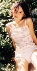 山间密林，穿印花肩带小背心短裤，带有东方女人美感的清新少女唯美写真照