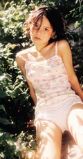 山间密林，穿印花肩带小背心短裤，带有东方女人美感的清新少女唯美写真照