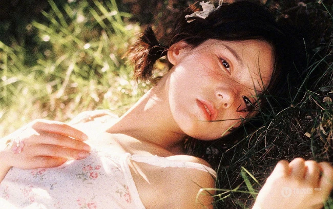 山间密林，穿印花肩带小背心短裤，带有东方女人美感的清新少女唯美写真照