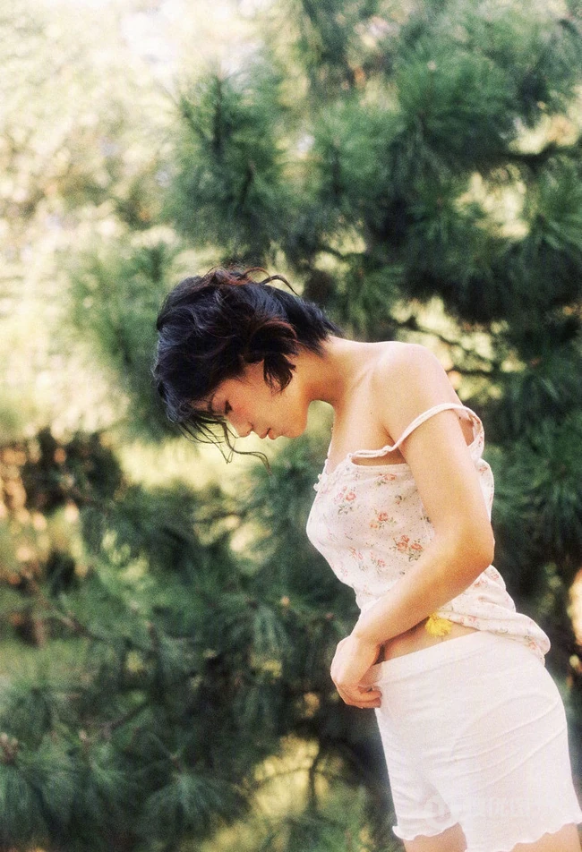 山间密林，穿印花肩带小背心短裤，带有东方女人美感的清新少女唯美写真照