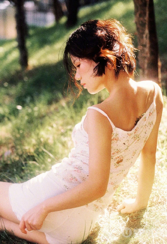 山间密林，穿印花肩带小背心短裤，带有东方女人美感的清新少女唯美写真照