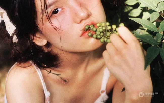 山间密林，穿印花肩带小背心短裤，带有东方女人美感的清新少女唯美写真照