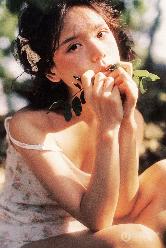 山间密林，穿印花肩带小背心短裤，带有东方女人美感的清新少女唯美写真照