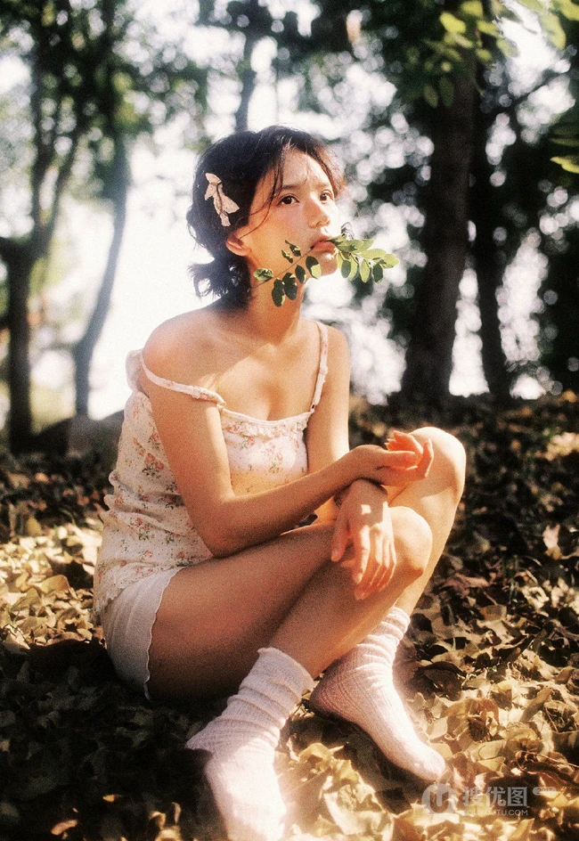 山间密林，穿印花肩带小背心短裤，带有东方女人美感的清新少女唯美写真照