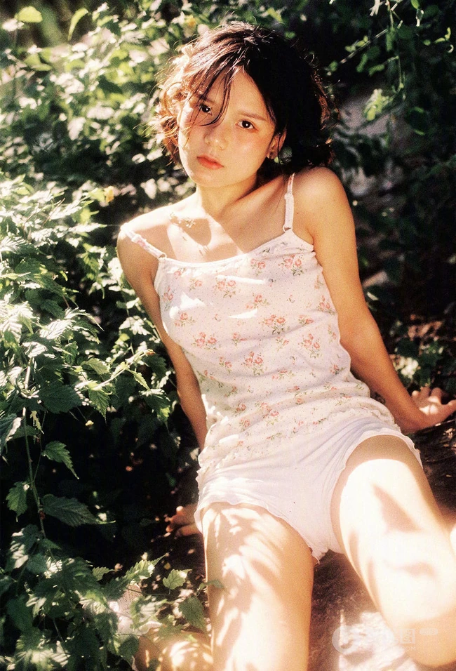 山间密林，穿印花肩带小背心短裤，带有东方女人美感的清新少女唯美写真照