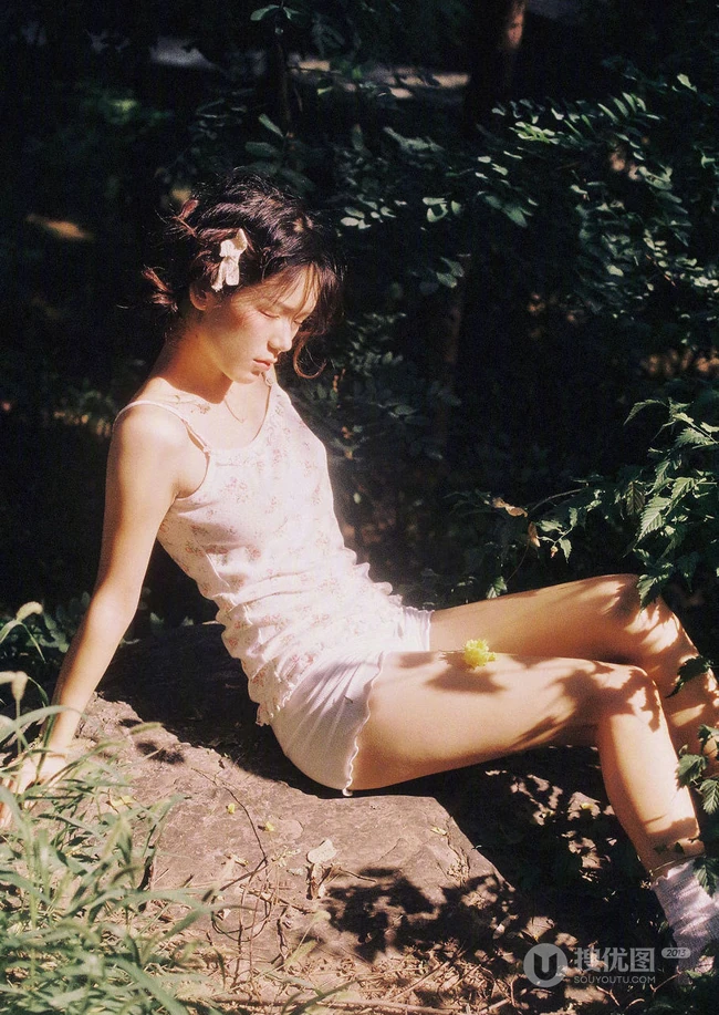 山间密林，穿印花肩带小背心短裤，带有东方女人美感的清新少女唯美写真照