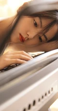 你像阴天突现的阳光，温暖，耀眼，温柔似水女孩暖室内唯美写真照