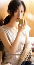 你像阴天突现的阳光，温暖，耀眼，温柔似水女孩暖室内唯美写真照