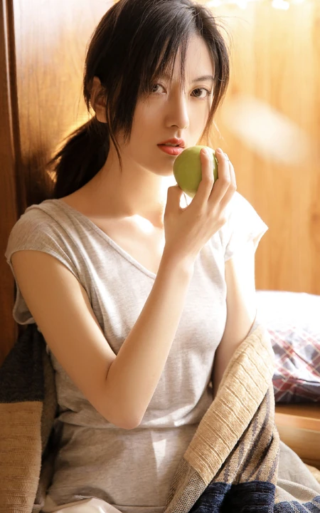 你像阴天突现的阳光，温暖，耀眼，温柔似水女孩暖室内唯美写真照