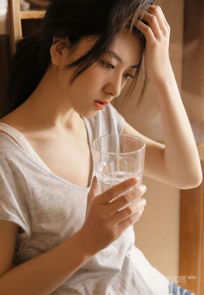 你像阴天突现的阳光，温暖，耀眼，温柔似水女孩暖室内唯美写真照