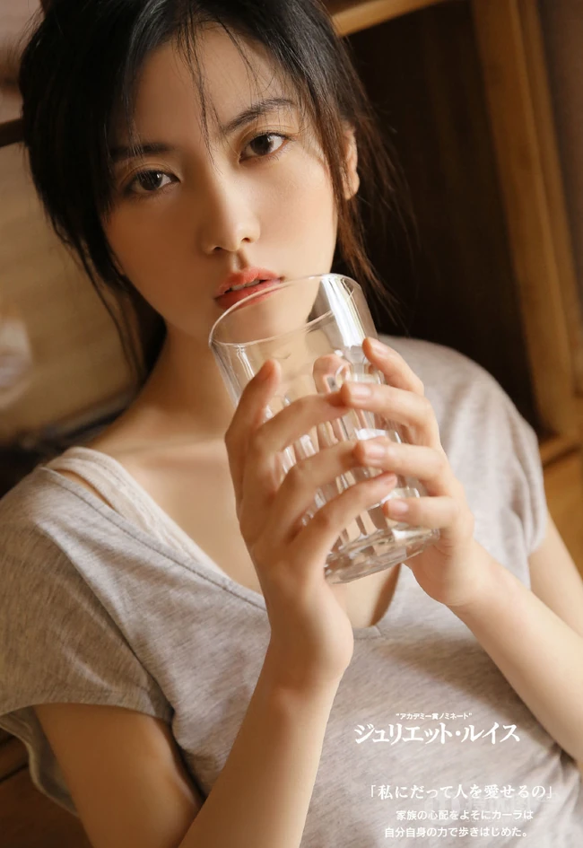 你像阴天突现的阳光，温暖，耀眼，温柔似水女孩暖室内唯美写真照