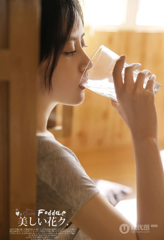 你像阴天突现的阳光，温暖，耀眼，温柔似水女孩暖室内唯美写真照