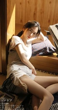你像阴天突现的阳光，温暖，耀眼，温柔似水女孩暖室内唯美写真照