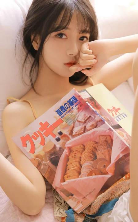 五官细腻精致，超漂亮甜美小姐姐沙发写真手机壁纸图片
