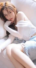 乖巧妹子沙发写真，这温柔眼神加姣匀称身形，越看越喜欢！
