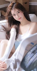 乖巧妹子沙发写真，这温柔眼神加姣匀称身形，越看越喜欢！