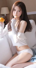 乖巧妹子沙发写真，这温柔眼神加姣匀称身形，越看越喜欢！