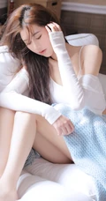 乖巧妹子沙发写真，这温柔眼神加姣匀称身形，越看越喜欢！