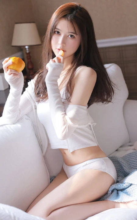 乖巧妹子沙发写真，这温柔眼神加姣匀称身形，越看越喜欢！