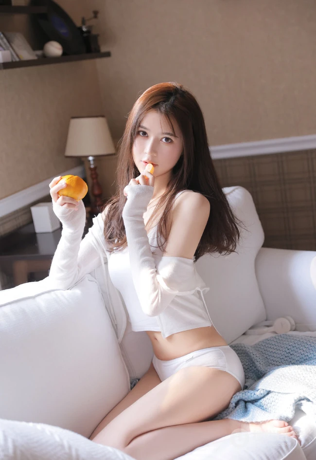 乖巧妹子沙发写真，这温柔眼神加姣匀称身形，越看越喜欢！