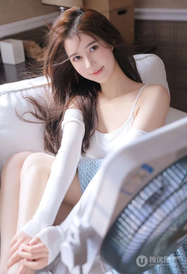 乖巧妹子沙发写真，这温柔眼神加姣匀称身形，越看越喜欢！