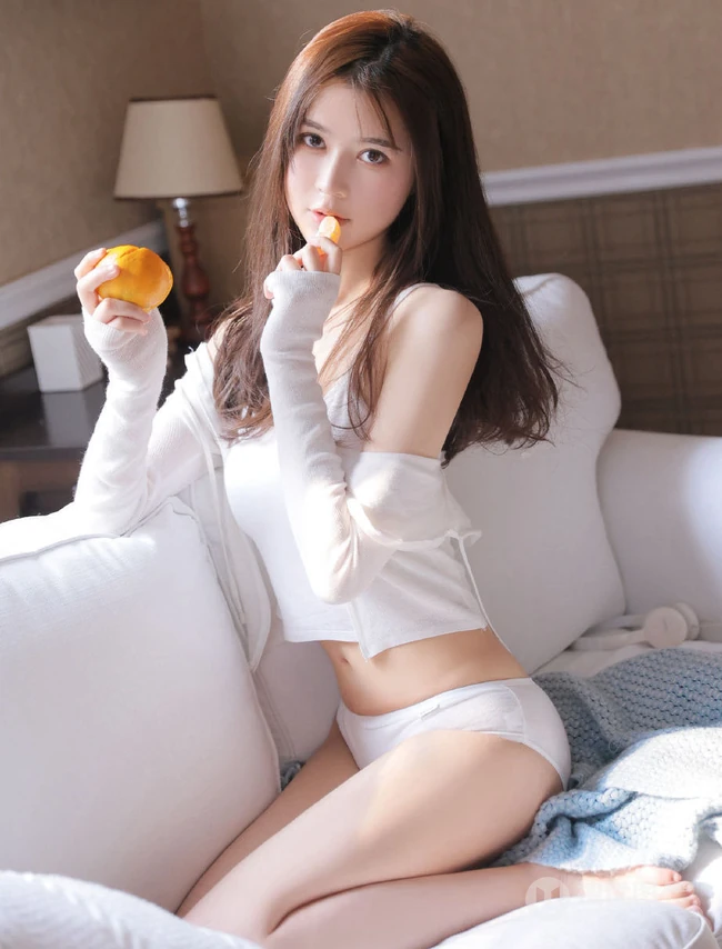 乖巧妹子沙发写真，这温柔眼神加姣匀称身形，越看越喜欢！