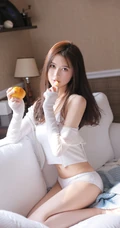 乖巧妹子沙发写真，这温柔眼神加姣匀称身形，越看越喜欢！