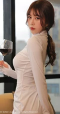 刚下班回家的气质女生tina甜仔紧身白色连衣裙加肩带袜装品尝红酒写真套图