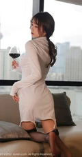 刚下班回家的气质女生tina甜仔紧身白色连衣裙加肩带袜装品尝红酒写真套图