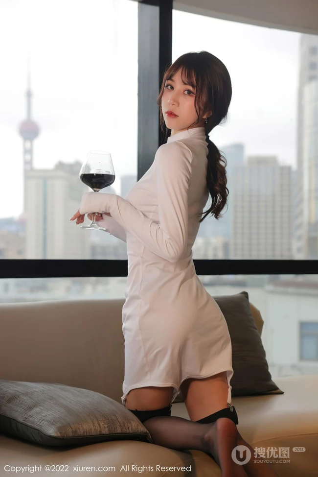 刚下班回家的气质女生tina甜仔紧身白色连衣裙加肩带袜装品尝红酒写真套图