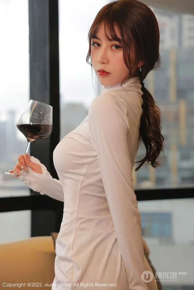 刚下班回家的气质女生tina甜仔紧身白色连衣裙加肩带袜装品尝红酒写真套图