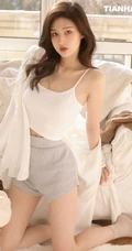 一看就喜欢的女生诗萌儿沙发写真，颜值高，身段好，怎么摆拍都好看
