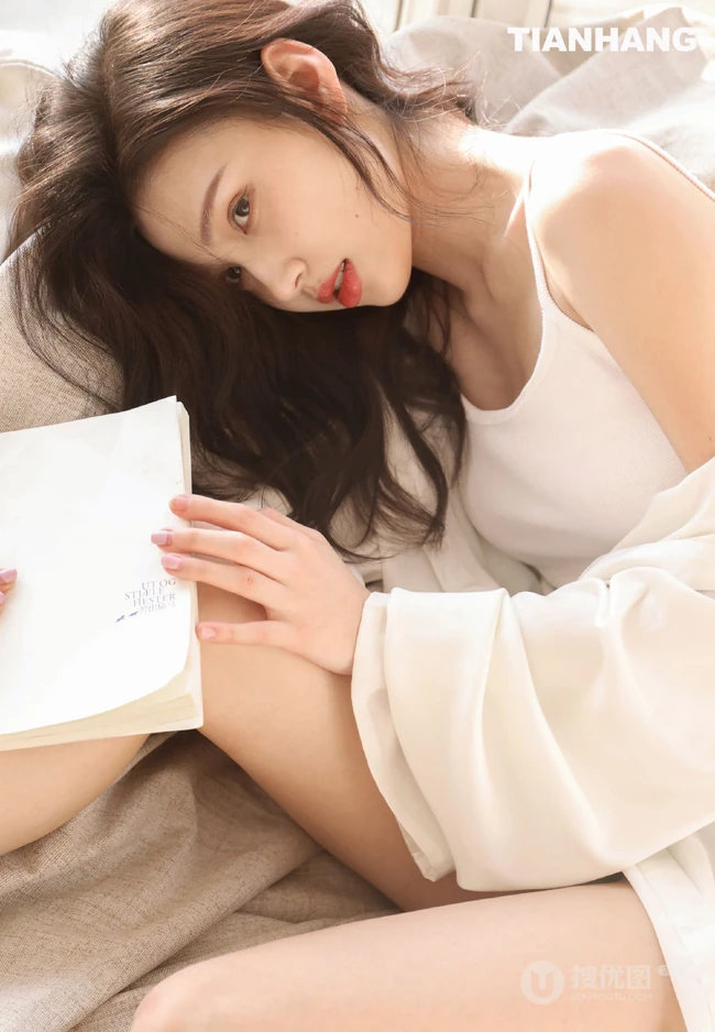 一看就喜欢的女生诗萌儿沙发写真，颜值高，身段好，怎么摆拍都好看