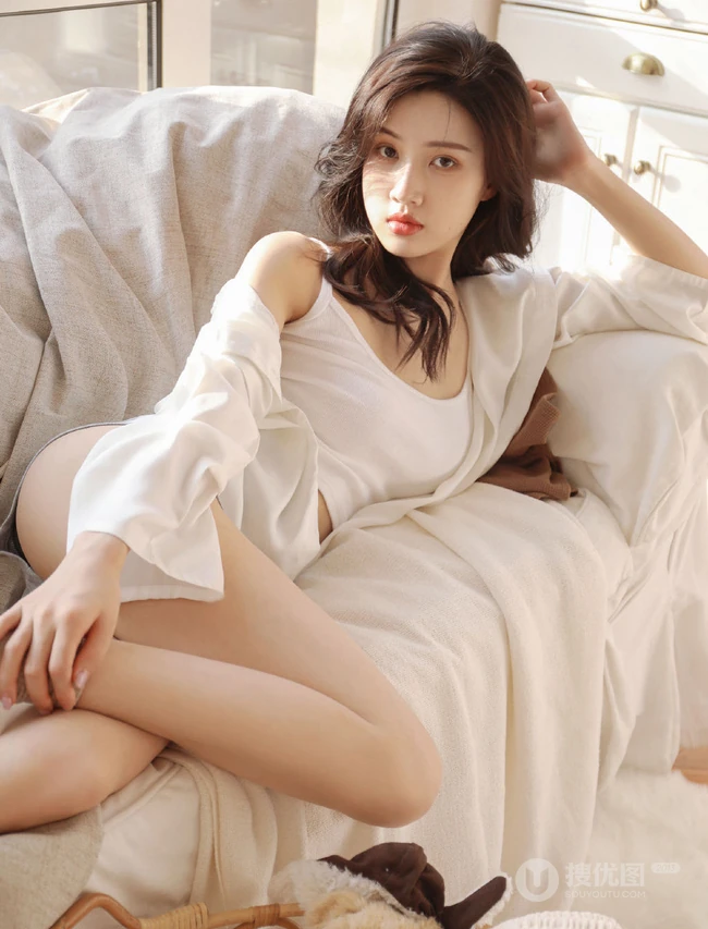 一看就喜欢的女生诗萌儿沙发写真，颜值高，身段好，怎么摆拍都好看