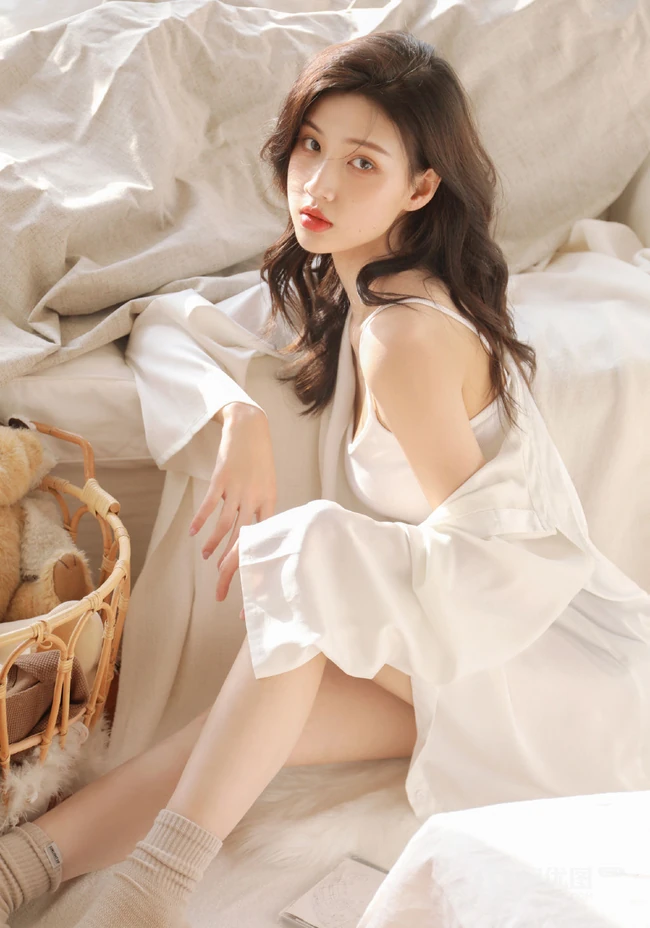 一看就喜欢的女生诗萌儿沙发写真，颜值高，身段好，怎么摆拍都好看
