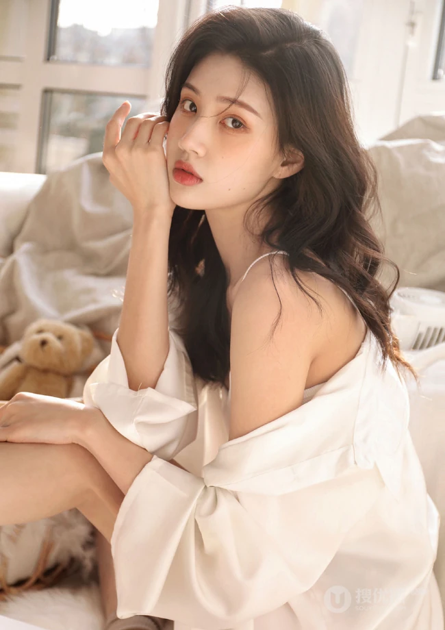 一看就喜欢的女生诗萌儿沙发写真，颜值高，身段好，怎么摆拍都好看
