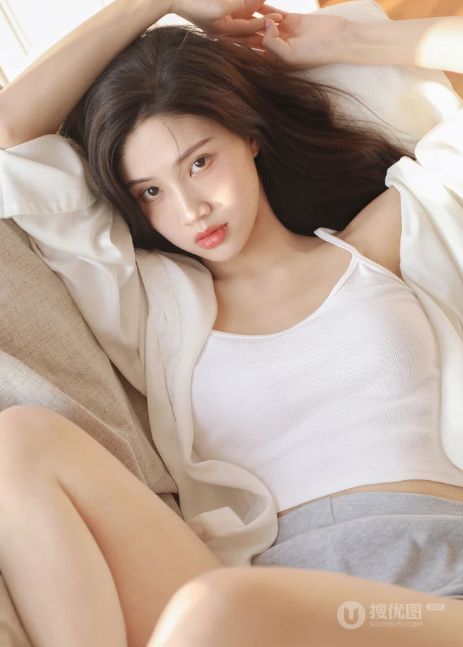 一看就喜欢的女生诗萌儿沙发写真，颜值高，身段好，怎么摆拍都好看
