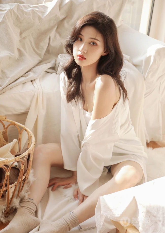 一看就喜欢的女生诗萌儿沙发写真，颜值高，身段好，怎么摆拍都好看