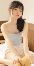 长相甜美，圆脸蛋，俏皮可爱白皙少女清凉肩带背心短裤居家室内写真套图
