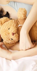 长相甜美，圆脸蛋，俏皮可爱白皙少女清凉肩带背心短裤居家室内写真套图