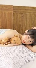 长相甜美，圆脸蛋，俏皮可爱白皙少女清凉肩带背心短裤居家室内写真套图