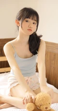 长相甜美，圆脸蛋，俏皮可爱白皙少女清凉肩带背心短裤居家室内写真套图