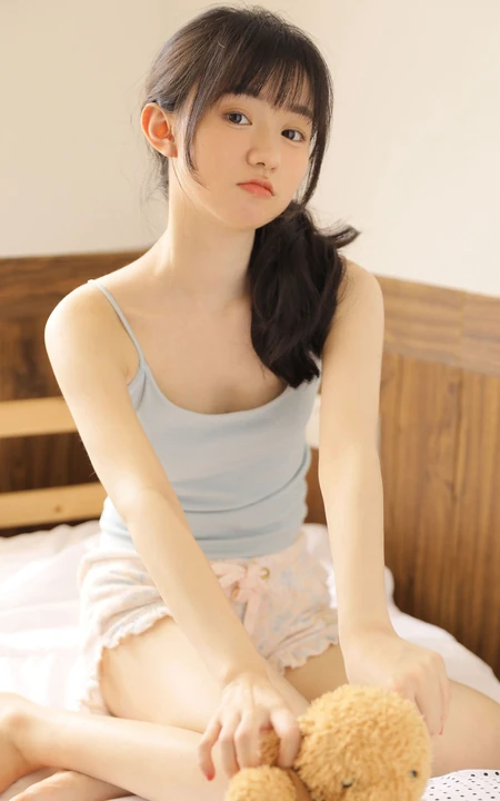 长相甜美，圆脸蛋，俏皮可爱白皙少女清凉肩带背心短裤居家室内写真套图