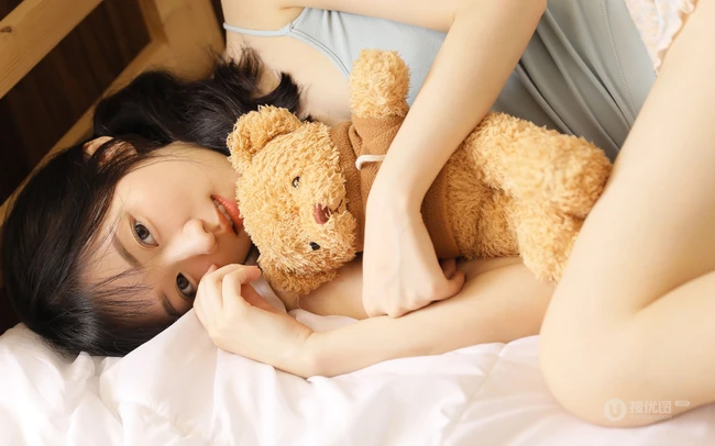 长相甜美，圆脸蛋，俏皮可爱白皙少女清凉肩带背心短裤居家室内写真套图