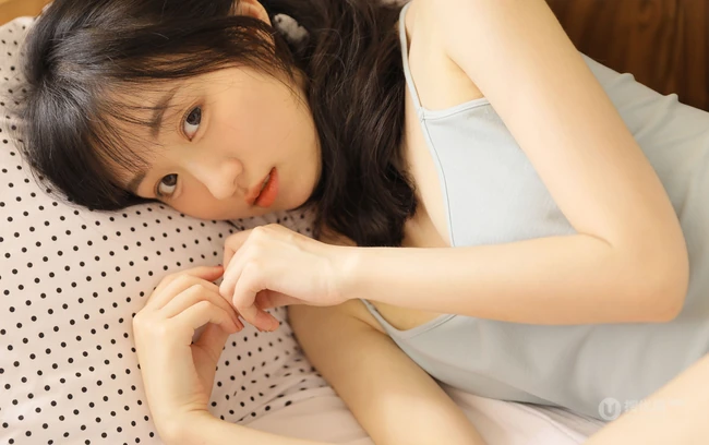 长相甜美，圆脸蛋，俏皮可爱白皙少女清凉肩带背心短裤居家室内写真套图