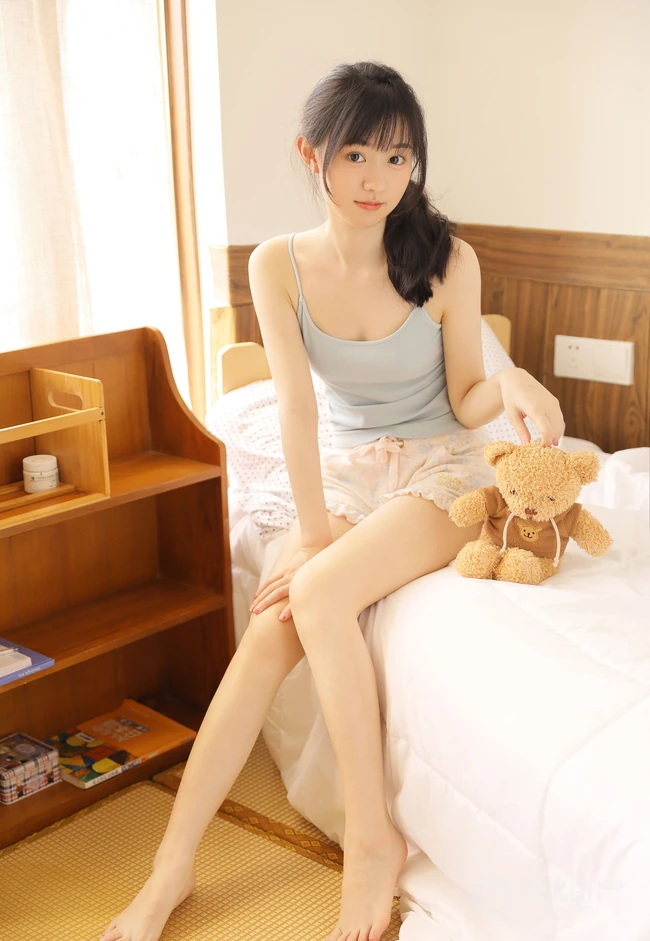 长相甜美，圆脸蛋，俏皮可爱白皙少女清凉肩带背心短裤居家室内写真套图