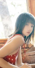 齐刘海短发苗条少女红色肩带泳装木屋写真美照