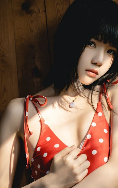 齐刘海短发苗条少女红色肩带泳装木屋写真美照